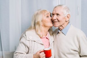 داروخانه آنلاین اصفهان | خرید اقساطی و تحویل فوری | اصفهان دارو 119 senior couple with mugs coffee 23 2148014522